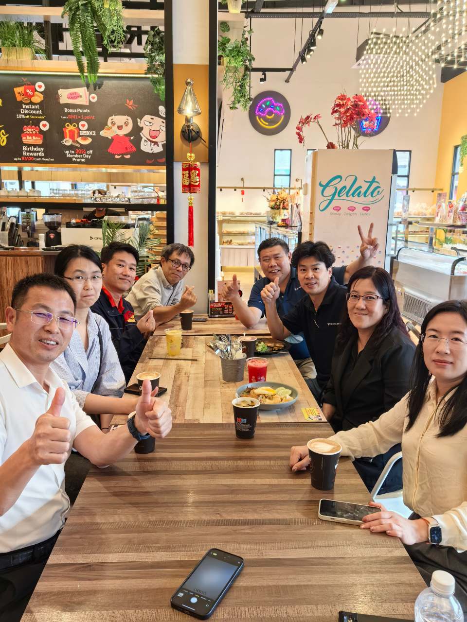 Foto de grupo con clientes importantes de Malasia